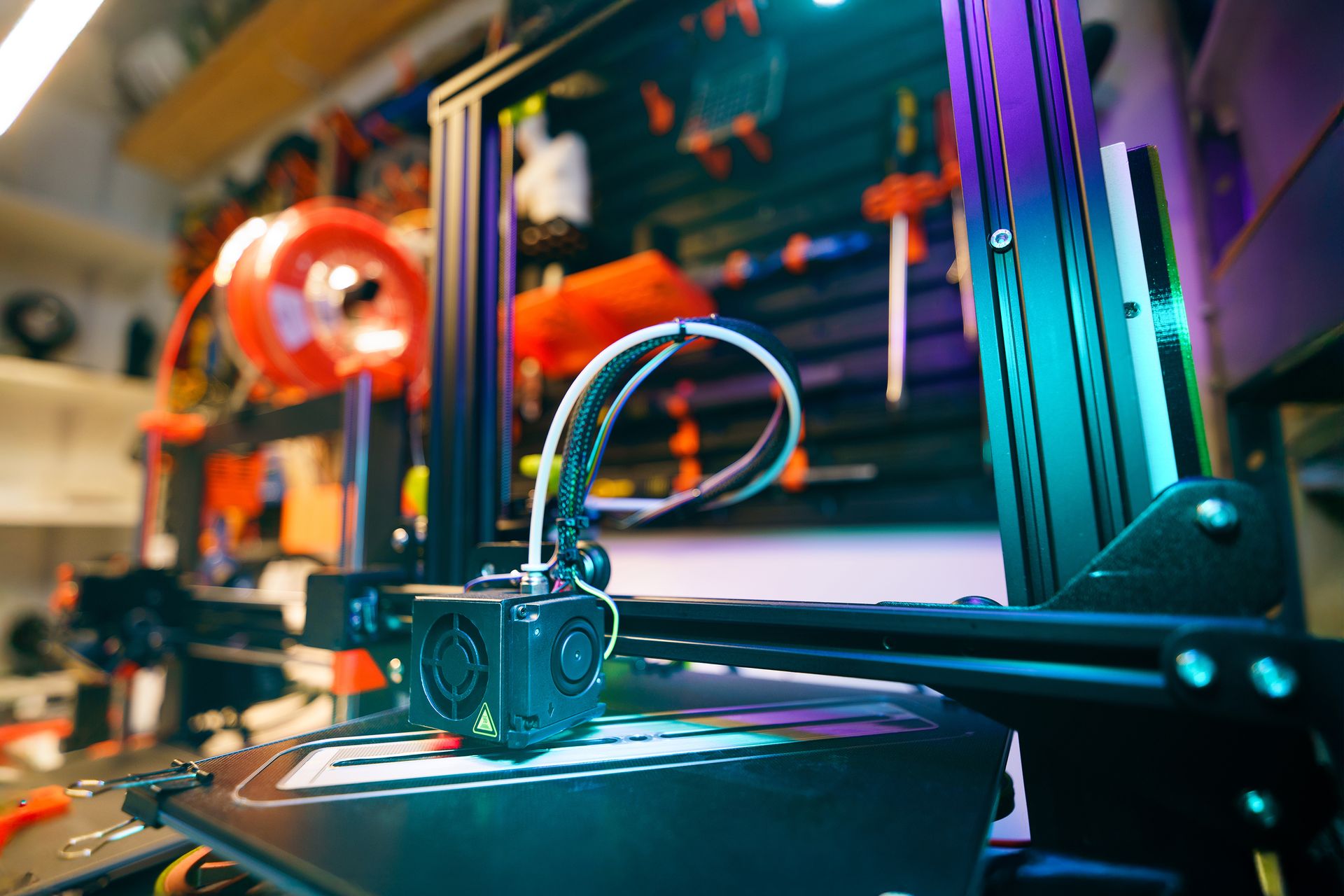 3D tlačiareň v tvorivej dielni tlačí model